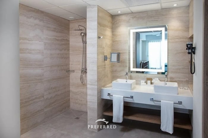 ein Hotelzimmer mit einer Jacuzzi-Badewanne und einem Stuhl