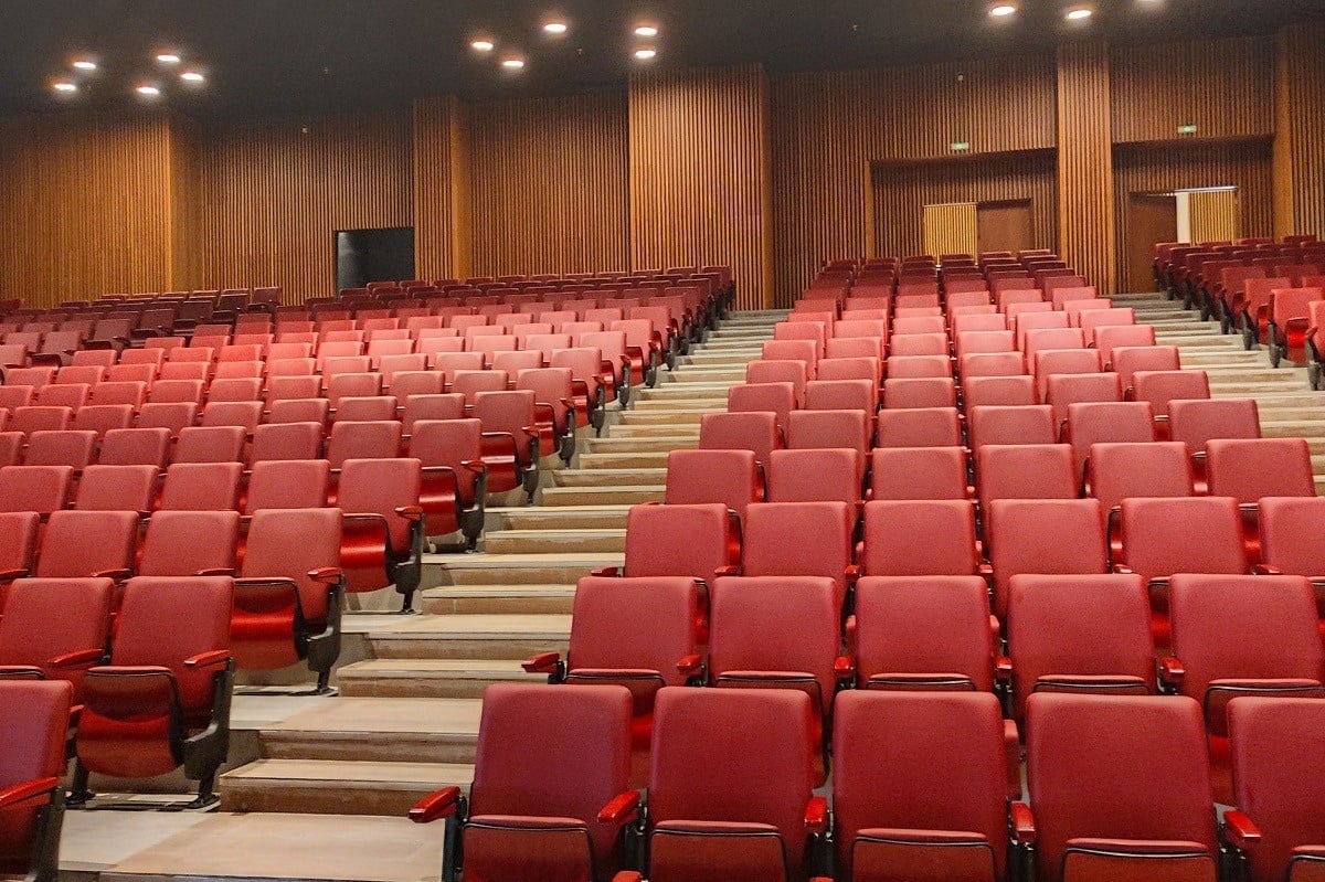 filas de asientos rojos en un auditorio vacío