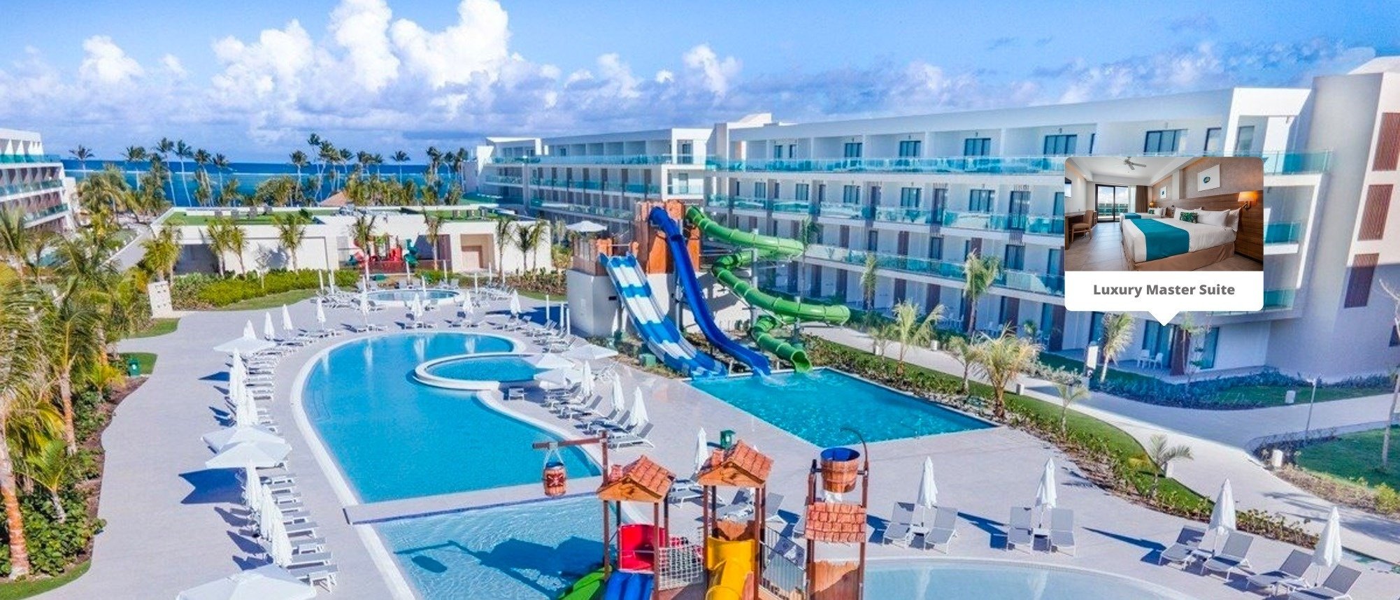 ein Hotel mit einem großen Pool und einem Wasserspielplatz
