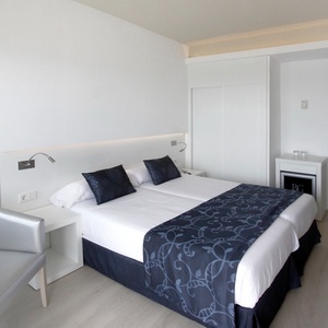 ein Hotelzimmer mit einem Bett und einem Stuhl