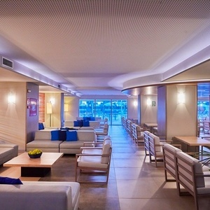 una sala de estar con muchos sofás y sillas