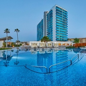 una gran piscina con escaleras y un edificio en el fondo