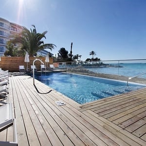 una piscina con una escalera que conduce a la playa