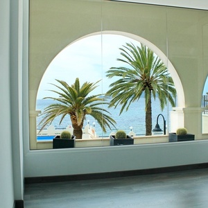 una vista del océano a través de una ventana arqueada