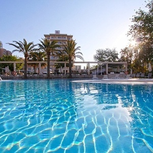 una gran piscina con un edificio en el fondo