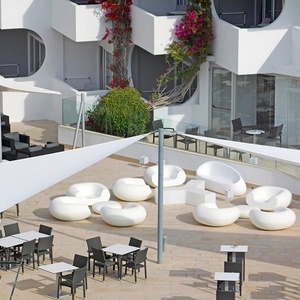 eine Terrasse mit weißen Möbeln und weißen Sonnenschirmen