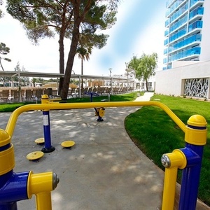 un equipo de ejercicio azul y amarillo en un parque