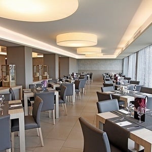 ein Restaurant mit vielen Tischen und Stühlen