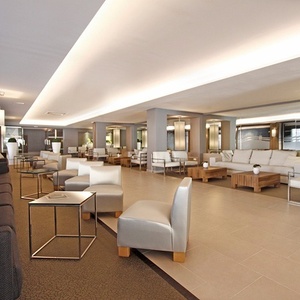 un gran salón con muchos sofás y sillas