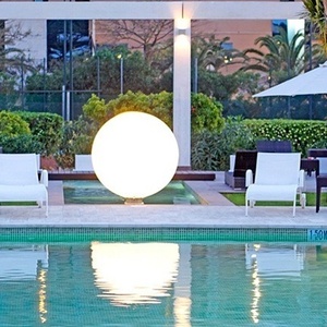 una piscina está rodeada de sillas y sombrillas y tiene una altura de 1.50 m