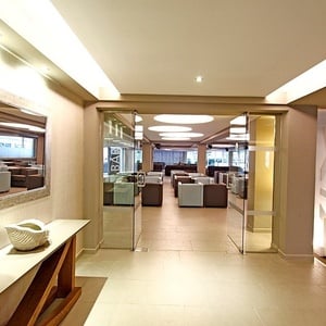 ein Flur in einem Hotel mit einer Glastür mit der Aufschrift bar darauf