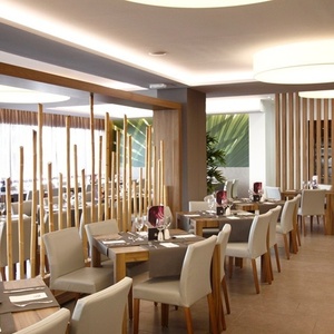 un restaurante con muchas mesas y sillas