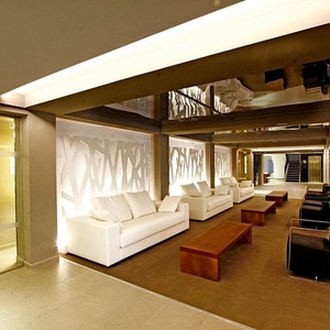 ein Wohnzimmer mit weißen Möbeln und einem Holztisch