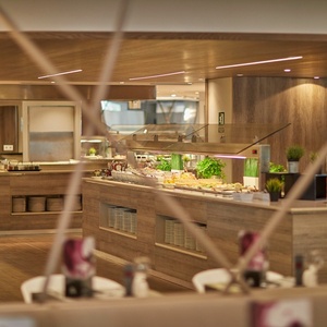 una vista de un buffet a través de una ventana