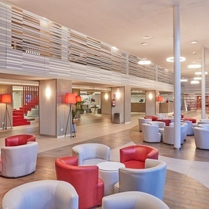 una sala de estar llena de sillas rojas y blancas