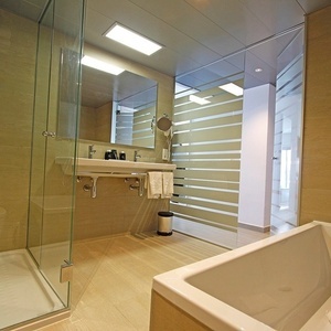 un baño con bañera , lavabo y ducha