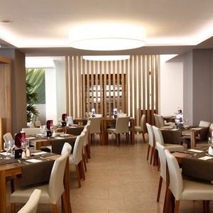 un restaurante con muchas mesas y sillas