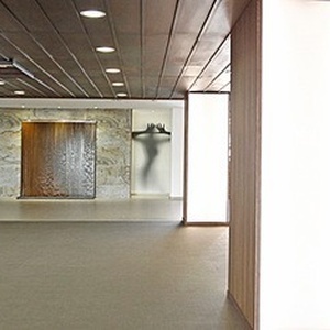 una mujer está sentada en la recepción de un hotel