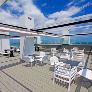 una terraza con mesas y sillas con vistas al océano