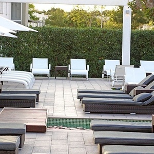 una fila de tumbonas y sombrillas en una piscina