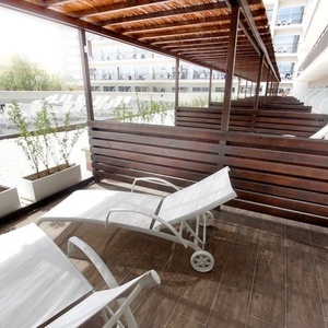 Liegestühle auf einem Balkon mit einem Holzzaun