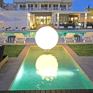 una piscina con sillas y sombrillas alrededor de ella