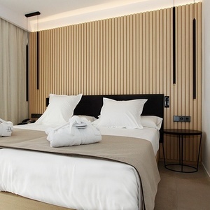 una habitación de hotel con una cama y una mesa