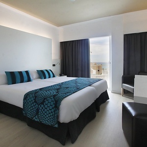 una habitación de hotel con una cama y una televisión