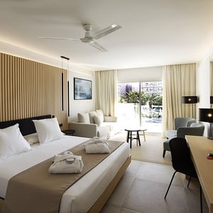 una habitación de hotel con una cama king size y una televisión