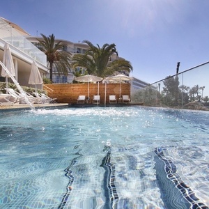 una piscina con sillas y sombrillas alrededor de ella