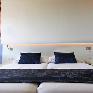 ein Hotelzimmer mit einem Bett und einem Stuhl