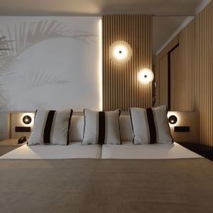 una habitación de hotel con una cama y lámparas led