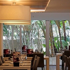 ein Restaurant mit vielen Tischen und Stühlen und einem großen Fenster