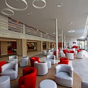 una sala de estar con muchas sillas rojas y blancas