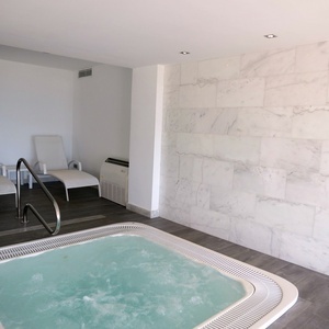 un jacuzzi en una habitación con paredes de mármol