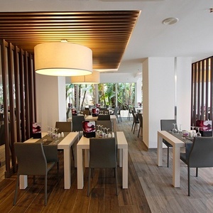 ein Restaurant mit vielen Tischen und Stühlen