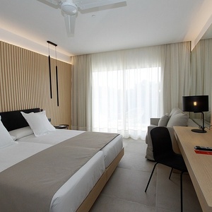 una habitación de hotel con dos camas y una televisión