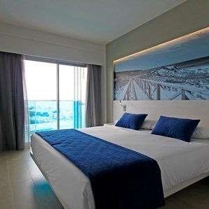 una habitación de hotel con una cama king size y una televisión