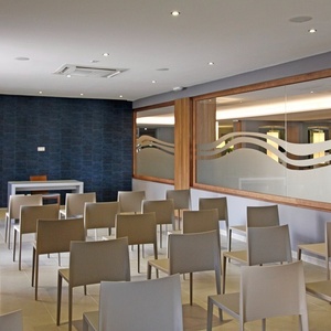 una sala de conferencias con sillas y una mesa