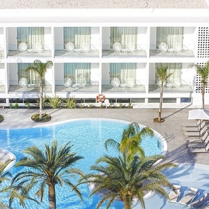 una vista aérea de un hotel con piscina y palmeras