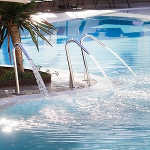 una piscina con escaleras que conducen a ella