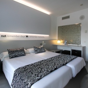 ein Hotelzimmer mit einem Bett und einem Aufkleber an der Wand , der sagt , wir erinnern uns nicht an Tage