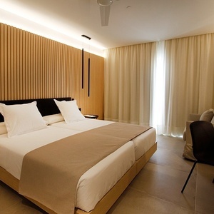 una habitación de hotel con una cama y una mesa