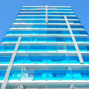 un edificio alto con balcones azules y blancos