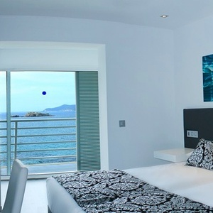 una habitación de hotel con una cama y una televisión