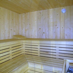 una sauna de madera con un reloj en la pared