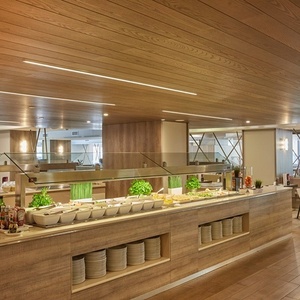 un buffet en un restaurante con platos y botellas de aceite