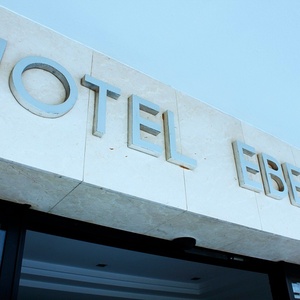 una puerta corrediza conduce a la entrada del hotel efeso