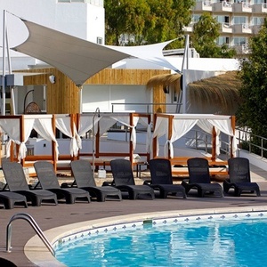 ein Swimmingpool mit Liegestühlen und Zelten davor