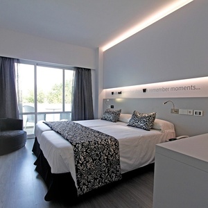 ein Hotelzimmer mit einem Bett und einem Stuhl